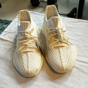 Yeezy 350 V2 - Adidas - brand new never worn, tags and box included. In Bone